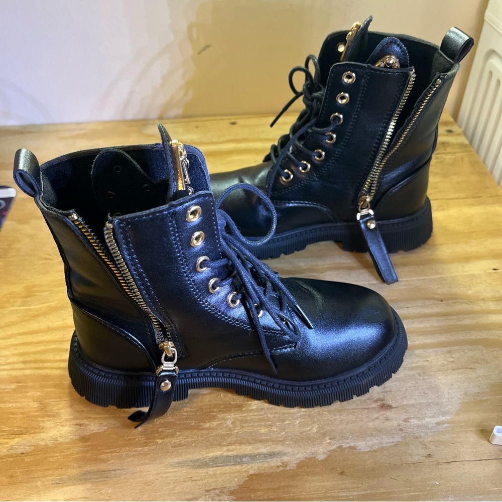 Girls Size 1.5-2 Bunny Ear Design Flat Ankle Boots Black With Zip Gold Eye Loops